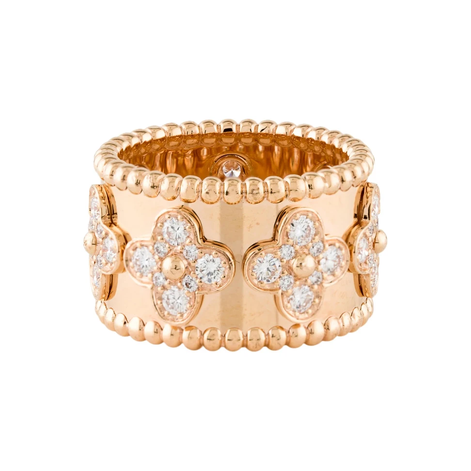 <p>Van Cleef&amp;Arpels Alhambra band ring in rose gold</p>
