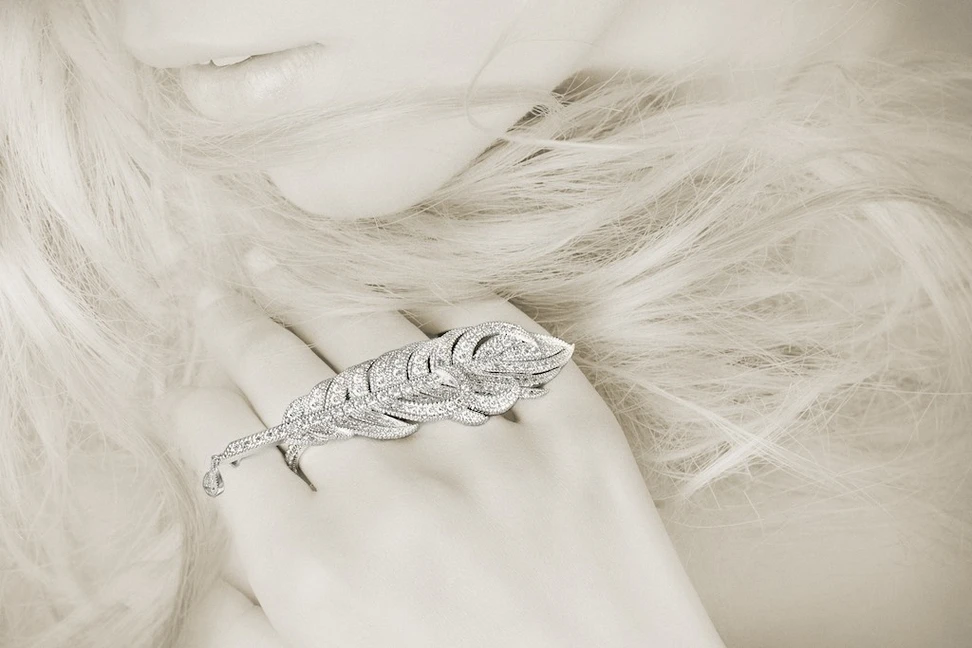 <p>Yana Jewellery two finger feather ring in white gold and diamonds</p>
