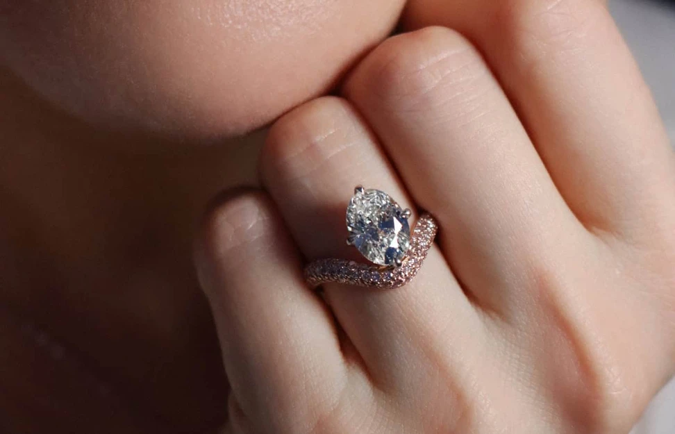 <p>Valentina Fine Jewellery Signature Curve engagement ring with a 2.740-carat oval-shaped diamond and pink diamonds in 18k rose gold and platinum</p>
