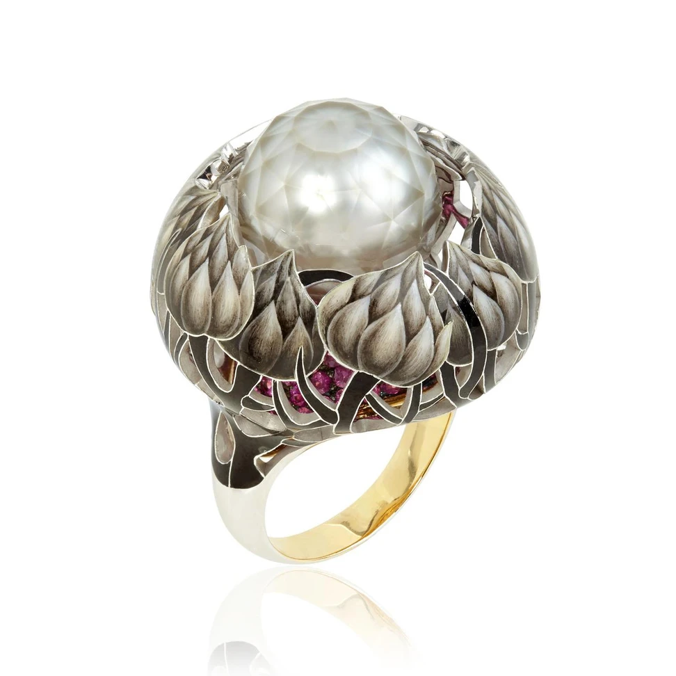 <p>llgiz F. Burdock gold ring with a faceted pearl</p>
