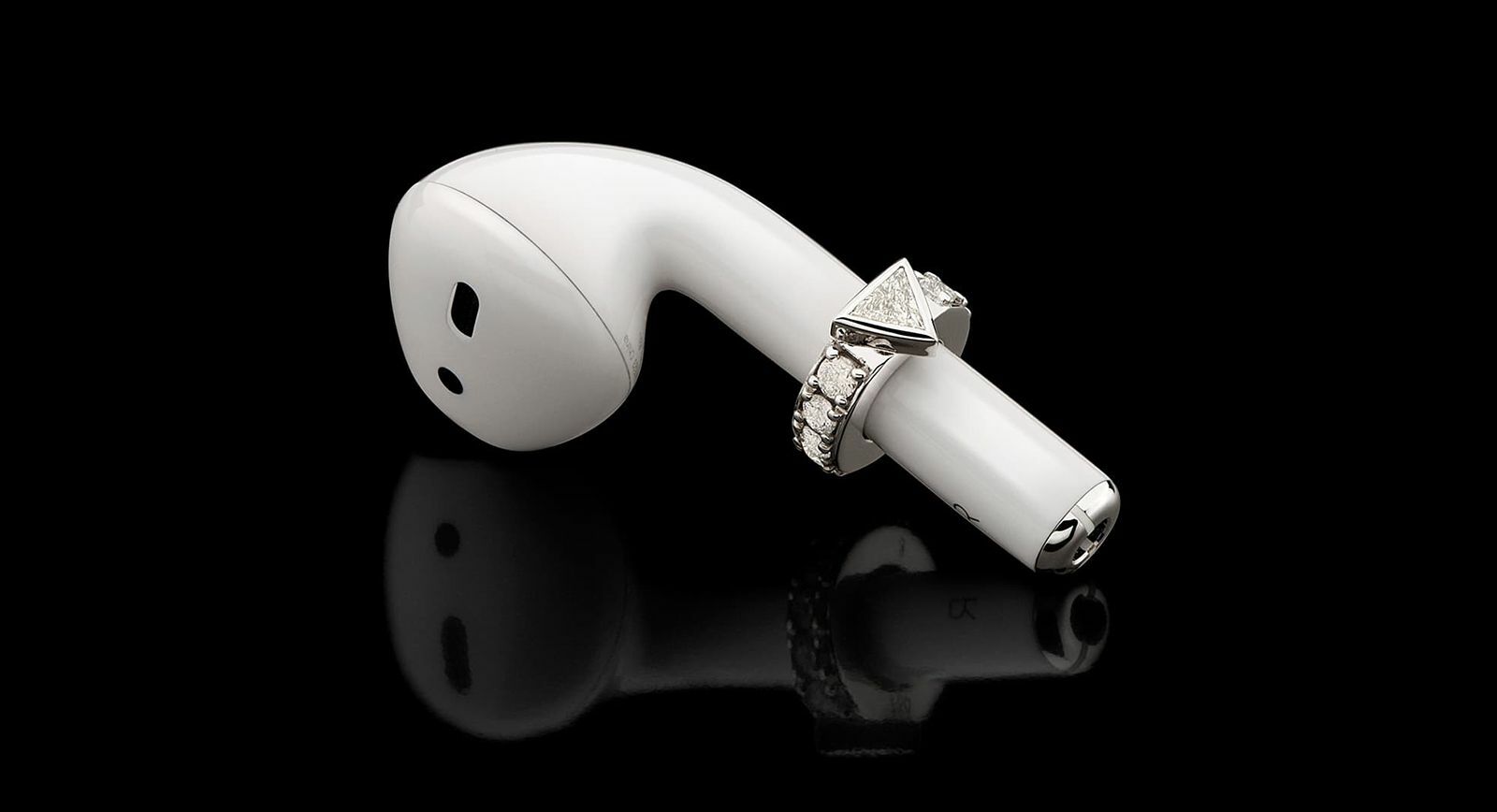 Bia Tambelli Air Pods diamond charm