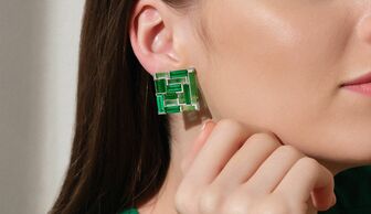 S1x1 e1387ab 3a emerald dia canvas emerald earrings   closeup banner