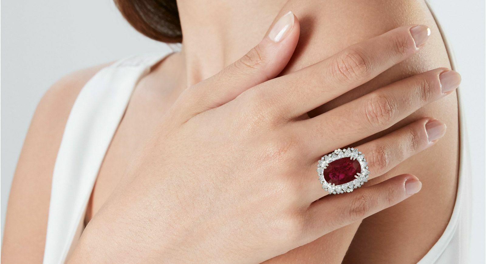 Серьги с аукциона Sotheby's с кораллами, хризопразом и бриллиантами от Van Cleef & Arpels