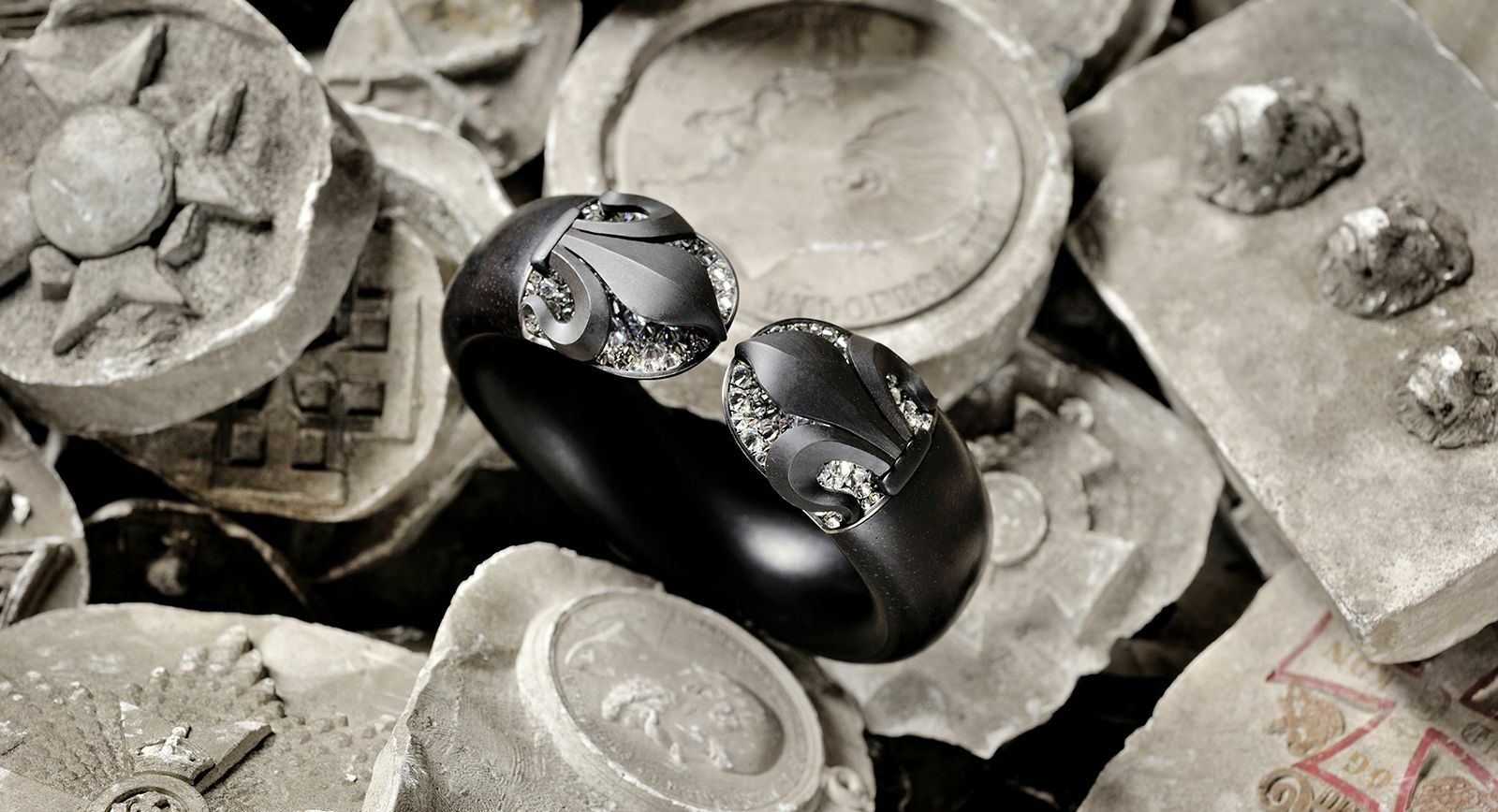 Браслет Hemmerle Harmony с бриллиантами, черным деревом, железом, серебром и белым золотом 2018 года выпуска, теперь в частной коллекции