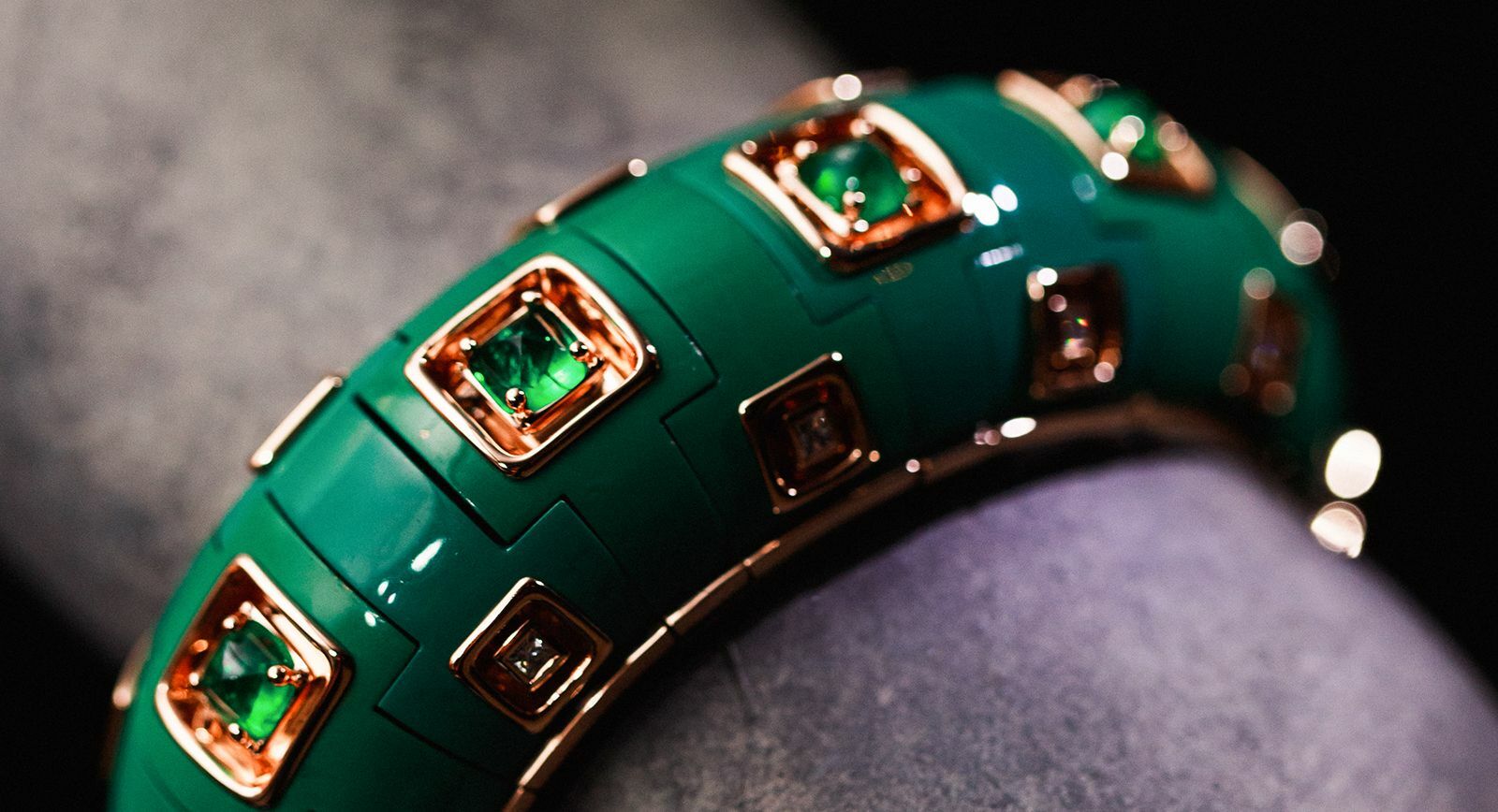 Wilfredo Rosado Tribu bracelet in18k rose gold with green nano-ceramic detail, white princess cut diamonds and Muzo Colombian emeralds of 5.85 carats 