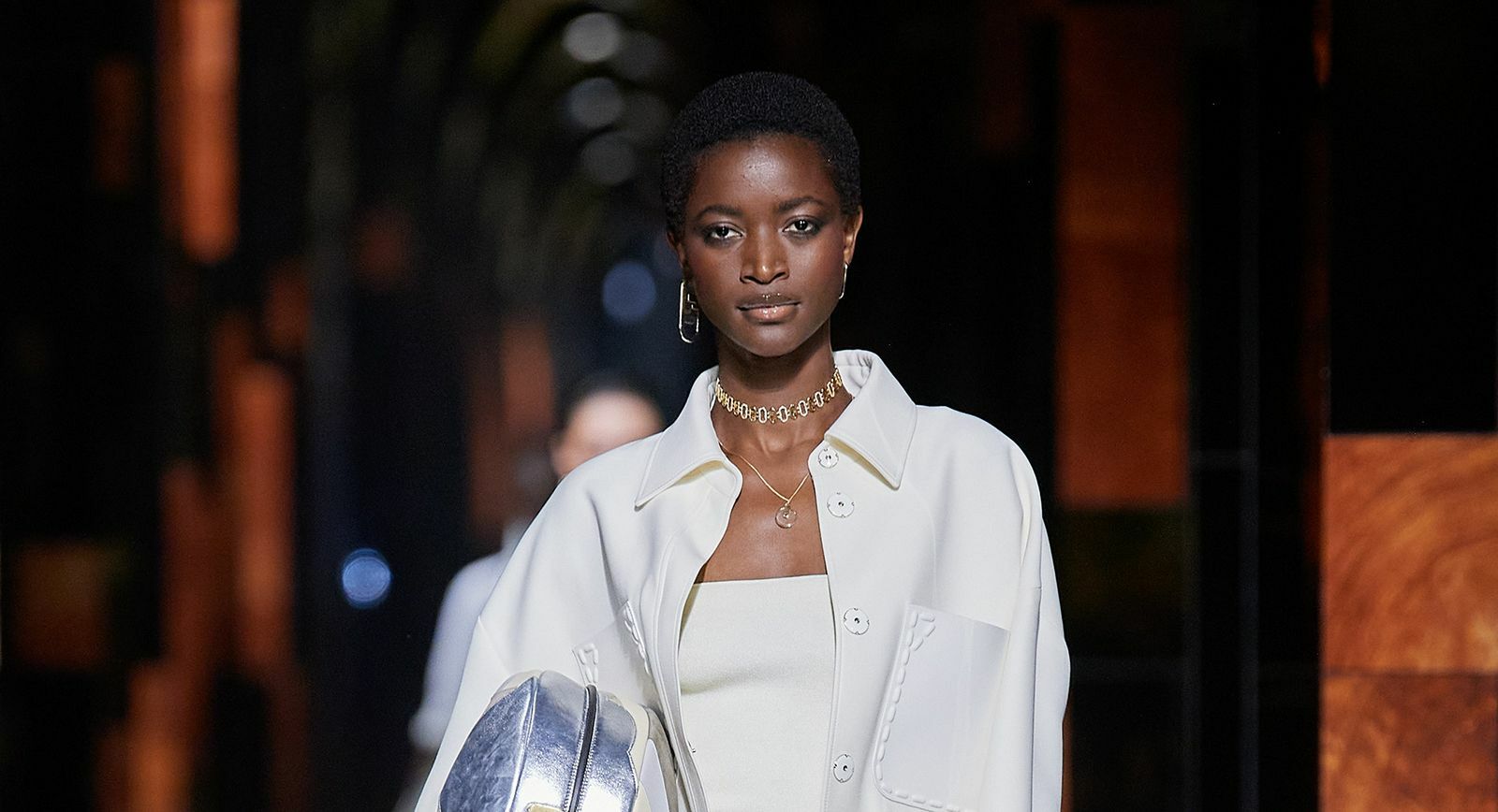 Модель в чокере на подиуме Fendi SS22 на Неделе моды в Милане