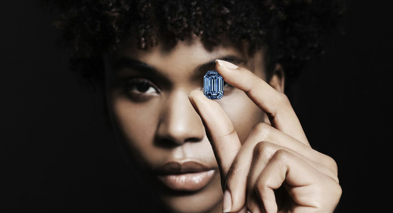 Голубой бриллиант De Beers Cullinan Blue Diamond весом 15,10 карата выставлен на аукцион Sotheby's в Гонконге
