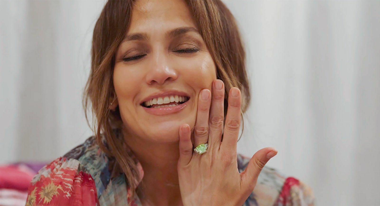 Jennifer Lopez showing off her green diamond engagement ring that Ben Affleck proposed with