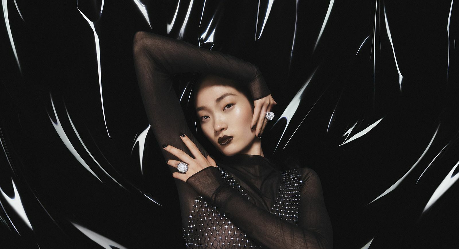 A model wears the Frozen Capture ring from the De Beers Jewellers The Alchemist of Light High Jewellery collection