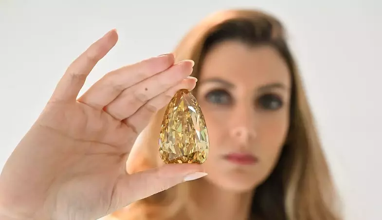 S2x1 the golden canary  a 303.10 carat fancy deep brownish yellow diamond to be auctioned by sotheby s in new york on dec 7  pic by cedric ribeiro 6 banner 2.jpg