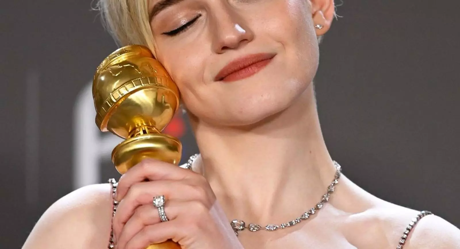 Julia Garner Golden Globes 2023