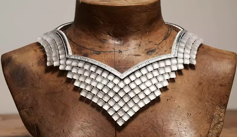 S2x1 2019 hj collection paris vu du 26   presentation on bust of the paves de cristal necklace without the pear motif.jpg
