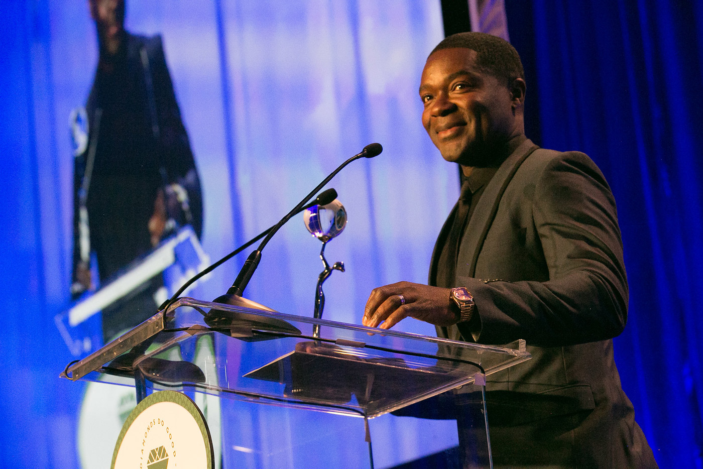  David Oyelowo after receiving the Diamonds Do Good Vanguard Award