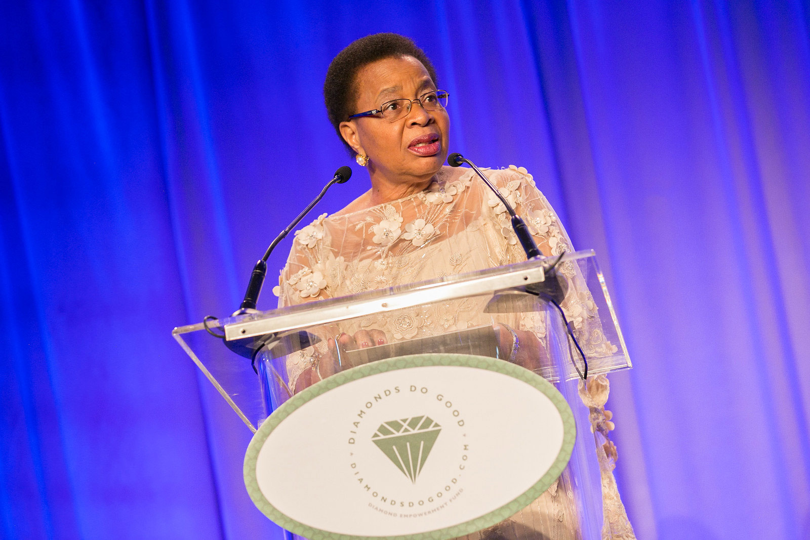 Graça Machel giving a speech after accepting Diamonds Do Good Global Humanitarian Award