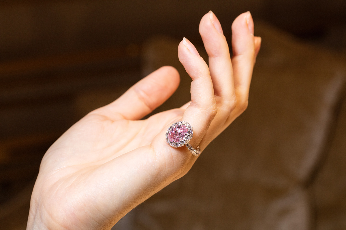 Boghossian Les Merveilles ring with a pink diamond
