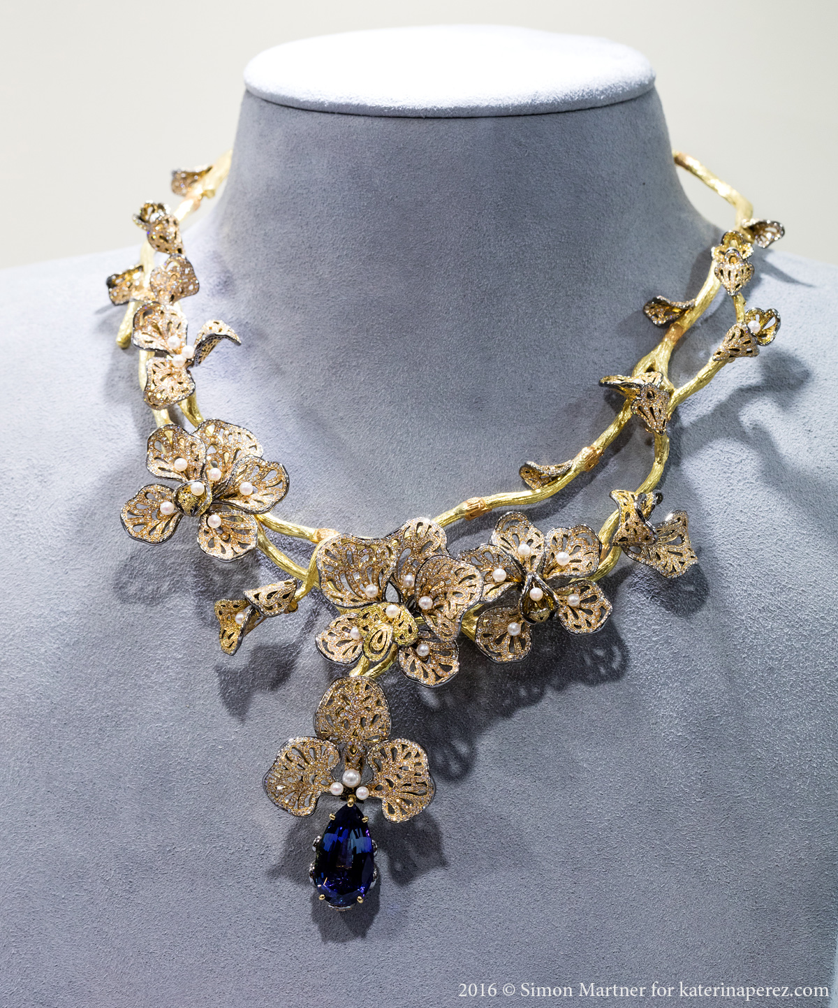 Caratell Orchid necklace with tanzanite, pearls and diamonds