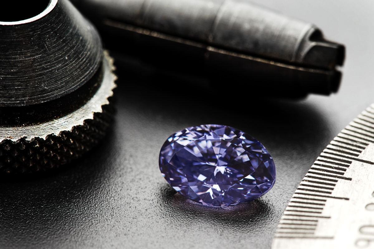 Бриллиант The Argyle ‘Violet’ 2.83-каратный фиолетовый овальный бриллиант чистоты SI1 глубокого сине-серо-фиолетового цвета