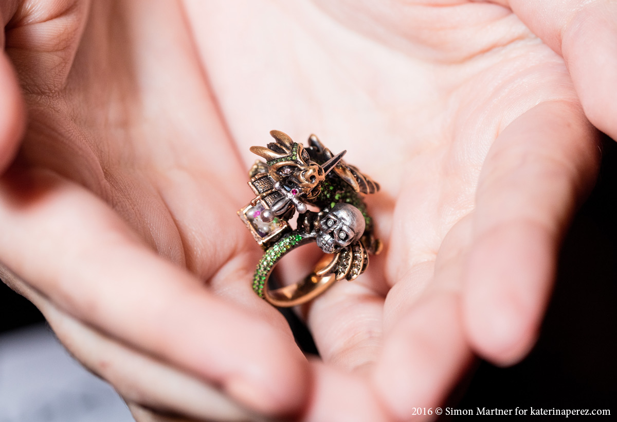 Кольцо «Дракон и рыцарь» Wendy Brandes из серии «Пожирательница мужчин» в золоте разных оттенков, платине с цаворитами, бриллиантами, рубинами и жемчугом Кеши