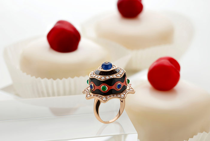  TORTA AL CIOCCOLATO - High Jewellery ring in pink gold with coral and chalcedony inserts, 5 sapphire beads (2.31 ct), 4 emerald beads (0.50 ct) and pavé-set diamonds (1.75 ct).