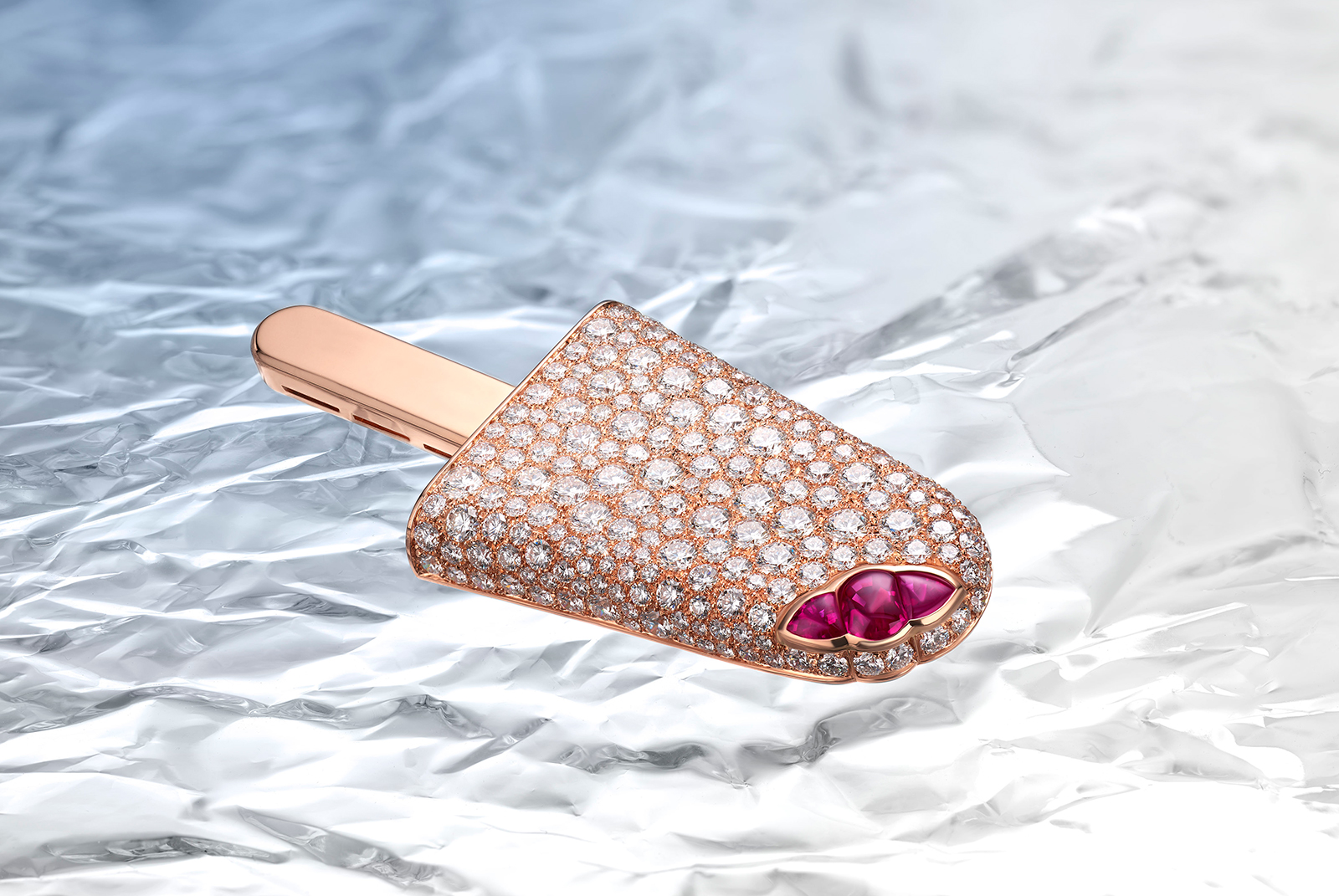  GELATI - High Jewellery brooch in pink gold with buff-top rubies (1.48 ct) and pavé-set diamonds (9.75 ct).