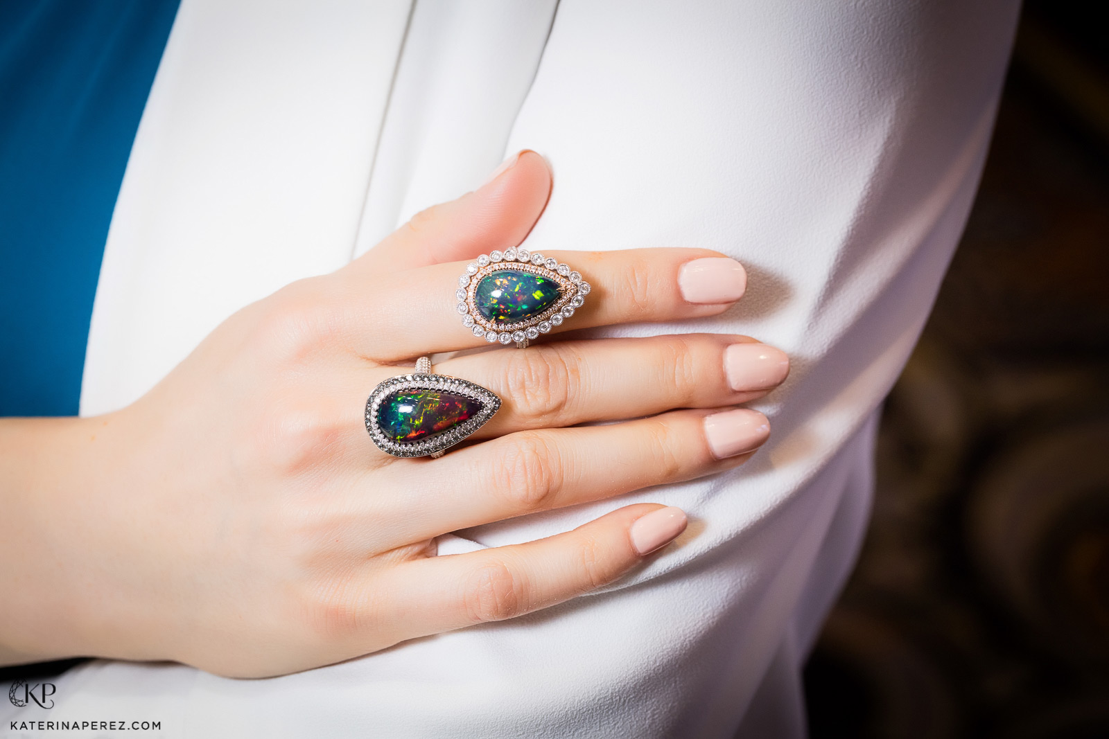 Кольца Yael Designs с черными опалами грушевидной формы 6.17 cts и 5.69 cts 