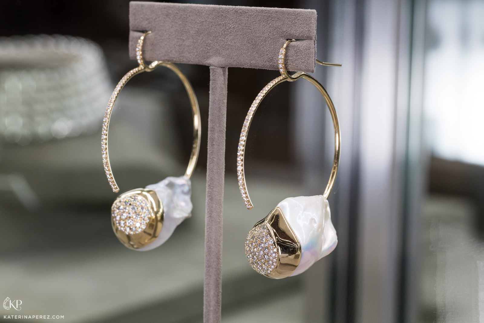 Mizuki earrings in yellow gold with diamonds. Photo credit: Simon Martner.