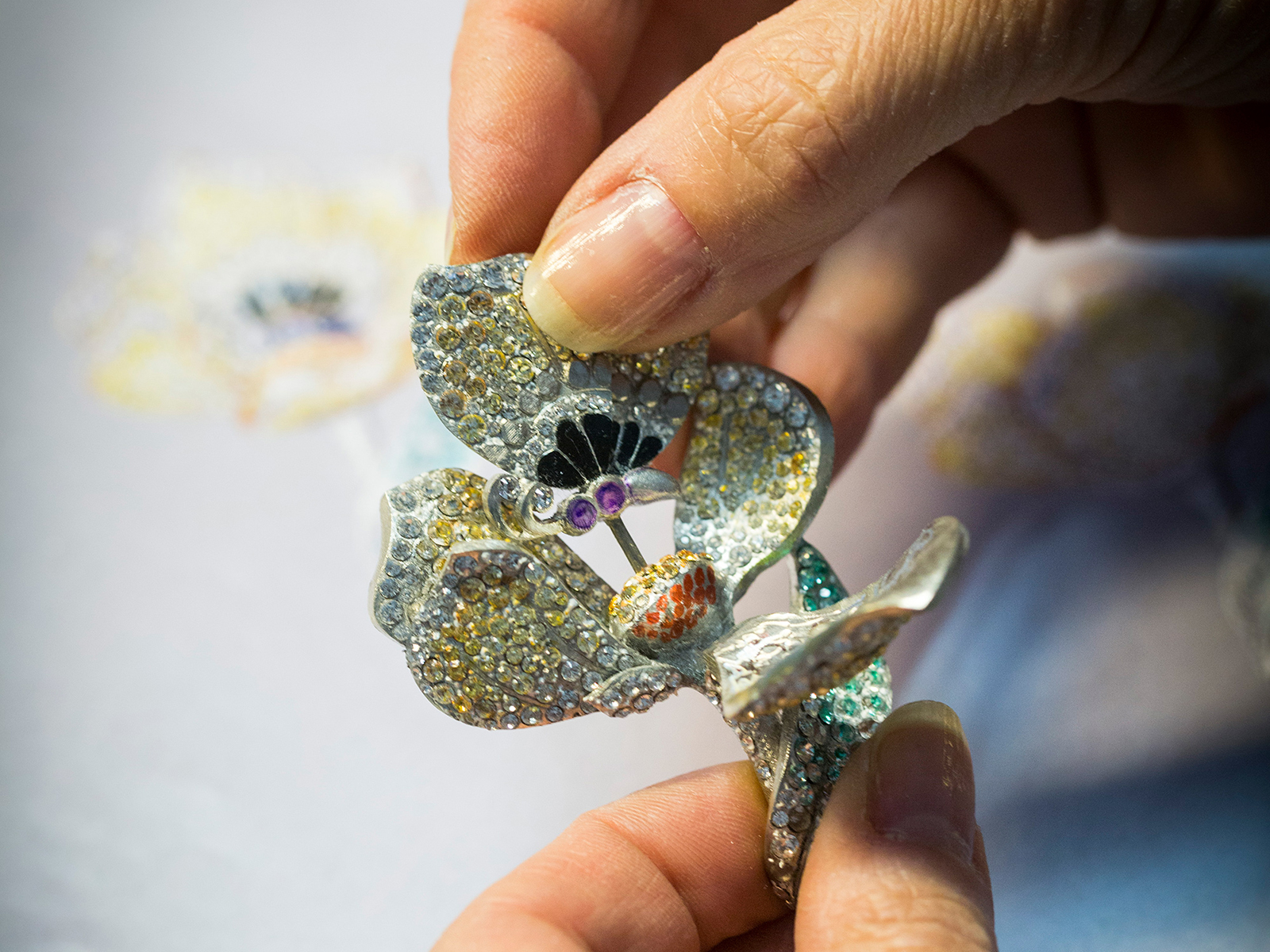  PÉTALE DE PAPILLON CLIP - Yellow gold, white gold, diamonds, yellow and mauve sapphires, emeralds, spessartite and tsavorite garnets, onyx, sugilite