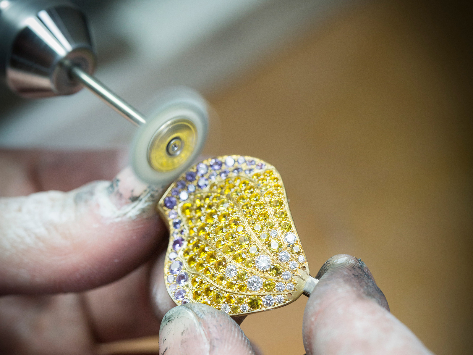  PÉTALE DE PAPILLON CLIP - Yellow gold, white gold, diamonds, yellow and mauve sapphires, emeralds, spessartite and tsavorite garnets, onyx, sugilite