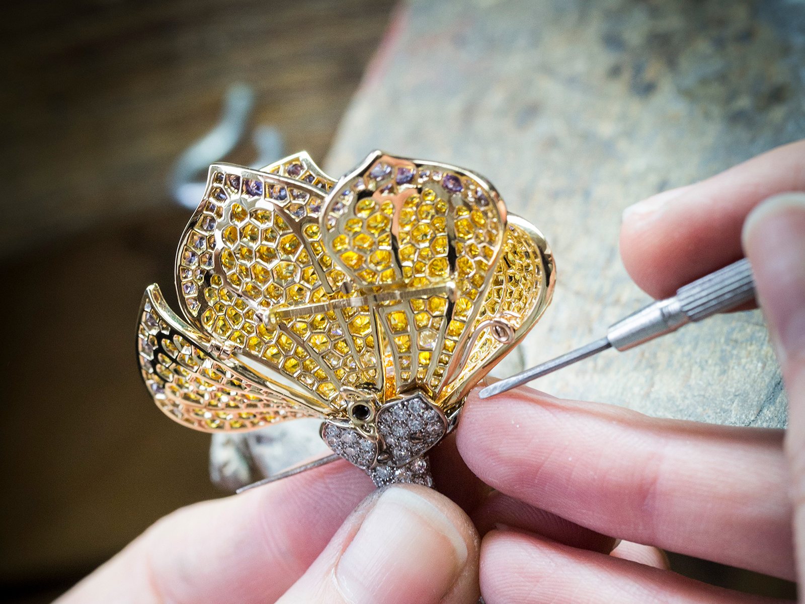  PÉTALE DE PAPILLON CLIP Yellow gold, white gold, diamonds, yellow and mauve sapphires, emeralds, spessartite and tsavorite garnets, onyx, sugilite