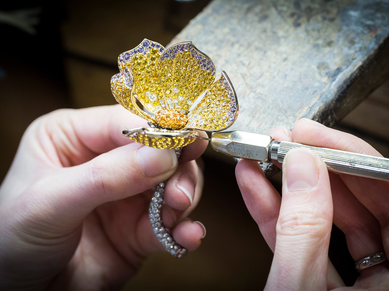  PÉTALE DE PAPILLON CLIP - Yellow gold, white gold, diamonds, yellow and mauve sapphires, emeralds, spessartite and tsavorite garnets, onyx, sugilite