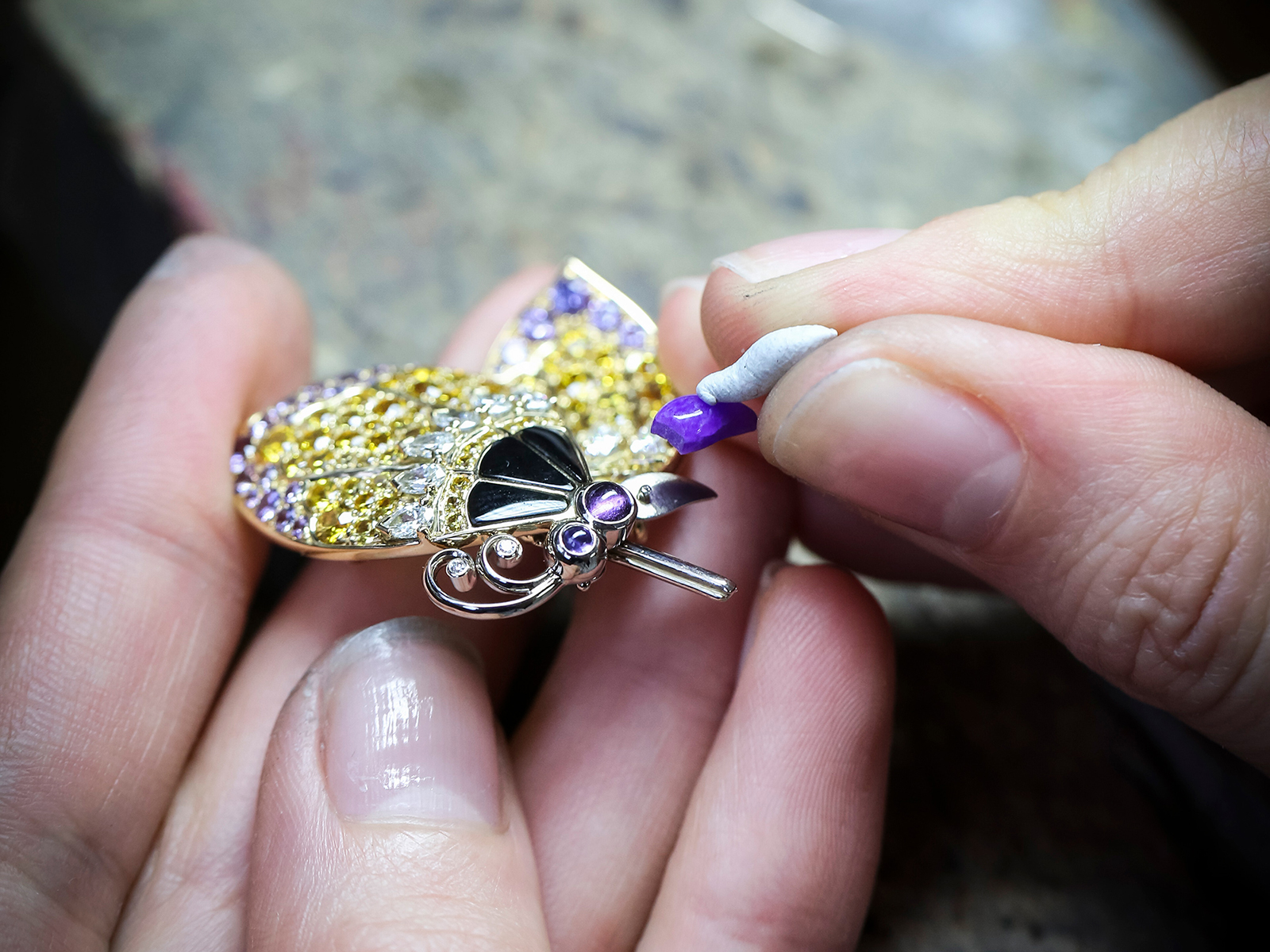  Yellow gold, white gold, diamonds, yellow and mauve sapphires, emeralds, spessartite and tsavorite garnets, onyx, sugilite