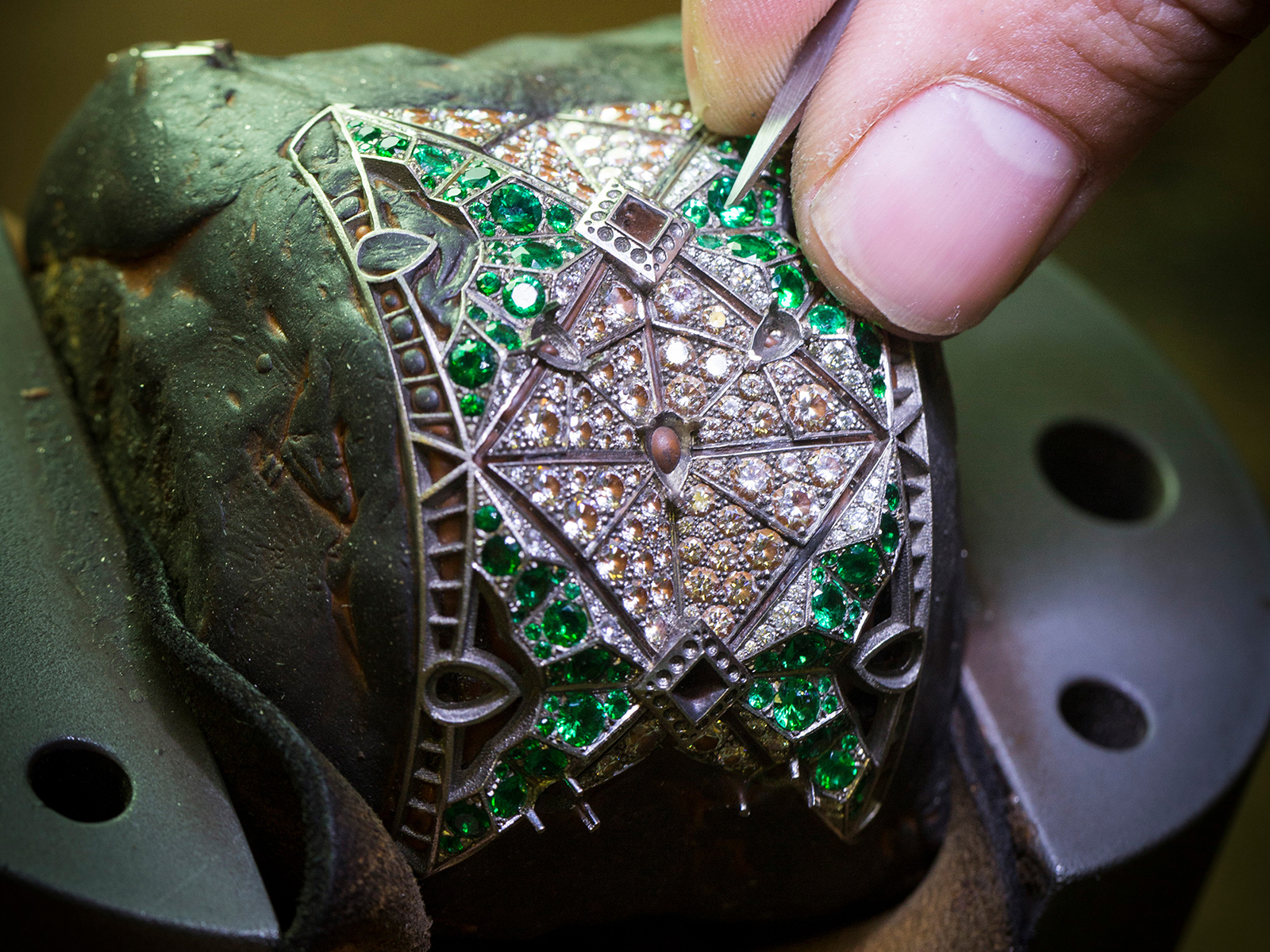  MONTRE PAPILLON SECRET - White gold, diamonds, emeralds, black spinels, onyx, white mother-of-pearl, an emerald-cut emerald of 14.57 carats (Colombia), manual-winding mechanical movement