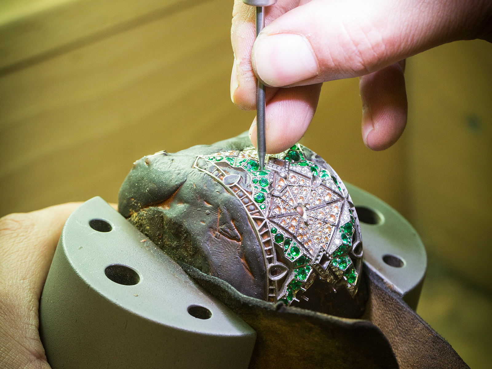  MONTRE PAPILLON SECRET - White gold, diamonds, emeralds, black spinels, onyx, white mother-of-pearl, an emerald-cut emerald of 14.57 carats (Colombia), manual-winding mechanical movement
