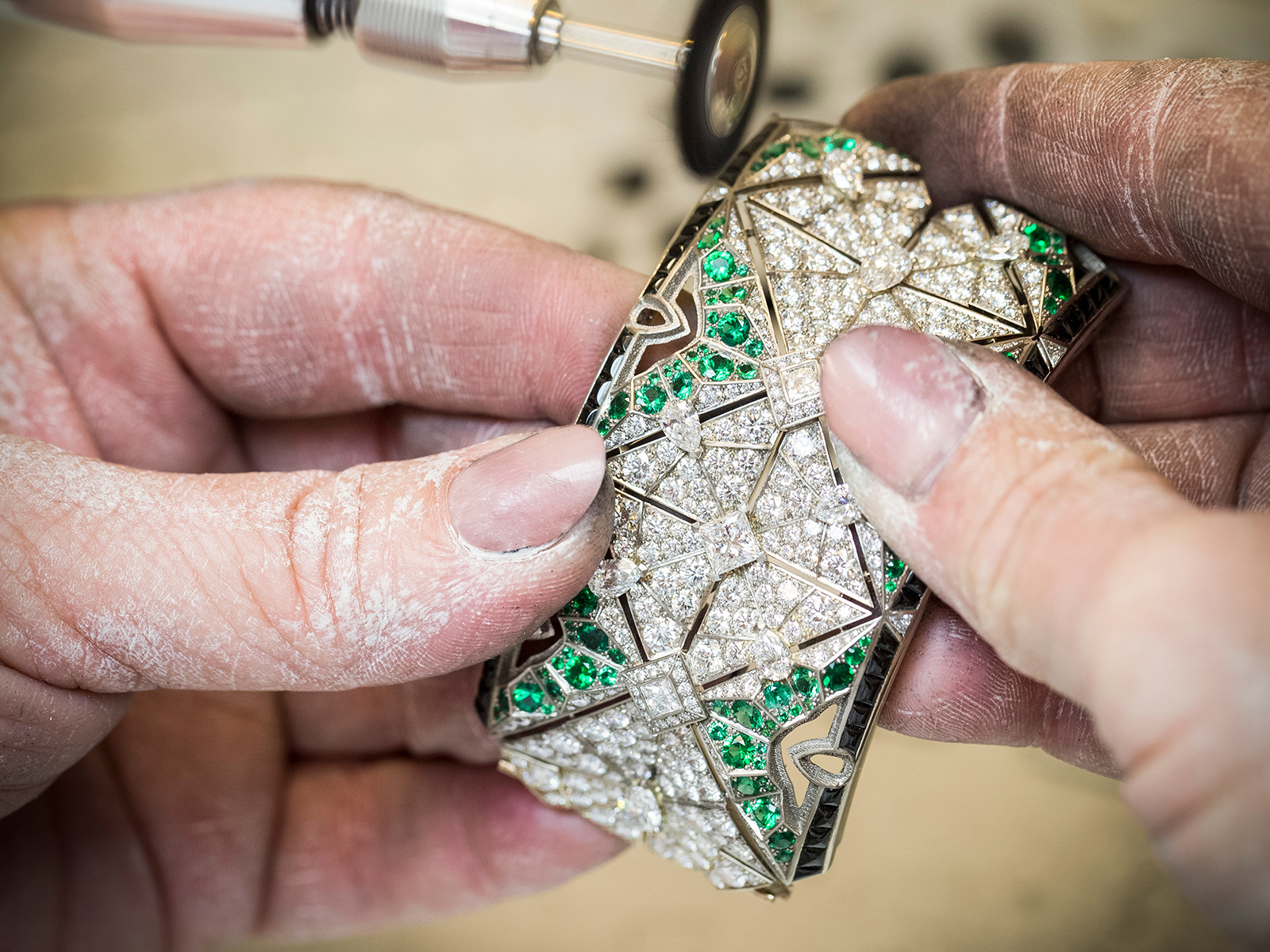  MONTRE PAPILLON SECRET - White gold, diamonds, emeralds, black spinels, onyx, white mother-of-pearl, an emerald-cut emerald of 14.57 carats (Colombia), manual-winding mechanical movement