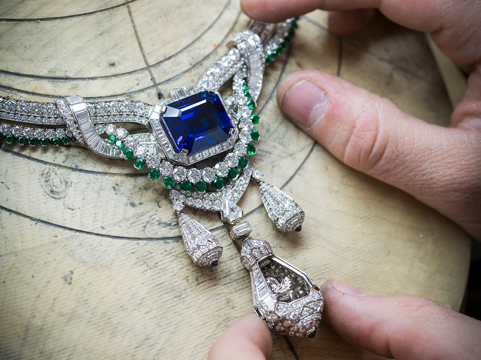  PÉGASE NECKLACE - White gold, diamonds, emeralds, sapphires, an emerald-cut sapphire of 45.10 carats (Sri Lanka)