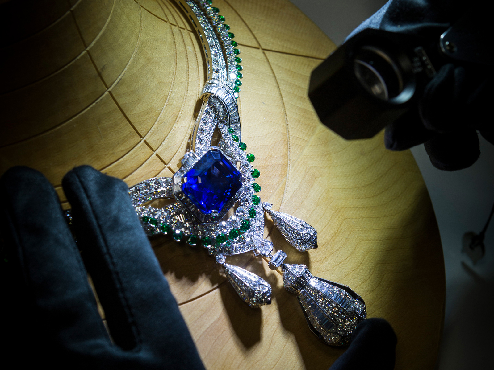  PÉGASE NECKLACE - White gold, diamonds, emeralds, sapphires, an emerald-cut sapphire of 45.10 carats (Sri Lanka)