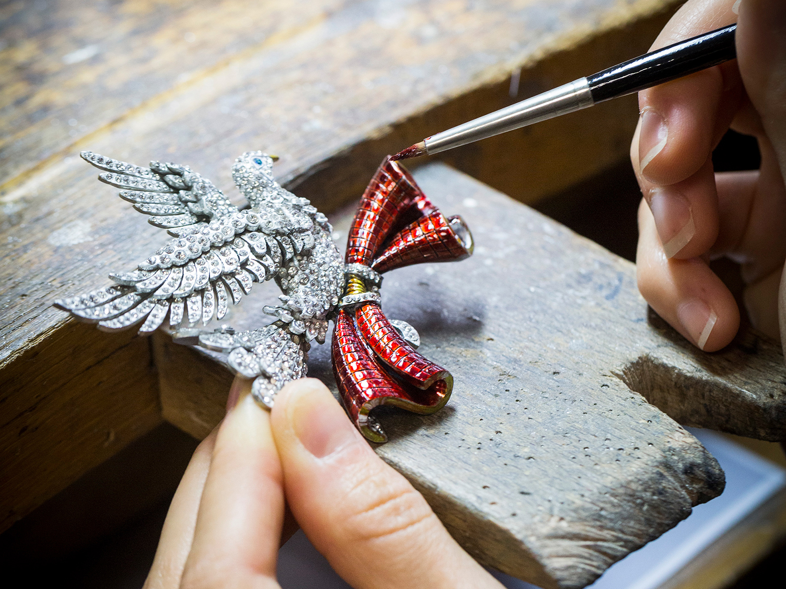  COLOMBE MYSTÉRIEUSE CLIP -  White gold, red gold, pink gold, diamonds, emeralds, rubies, Traditional Mystery Set™ rubies