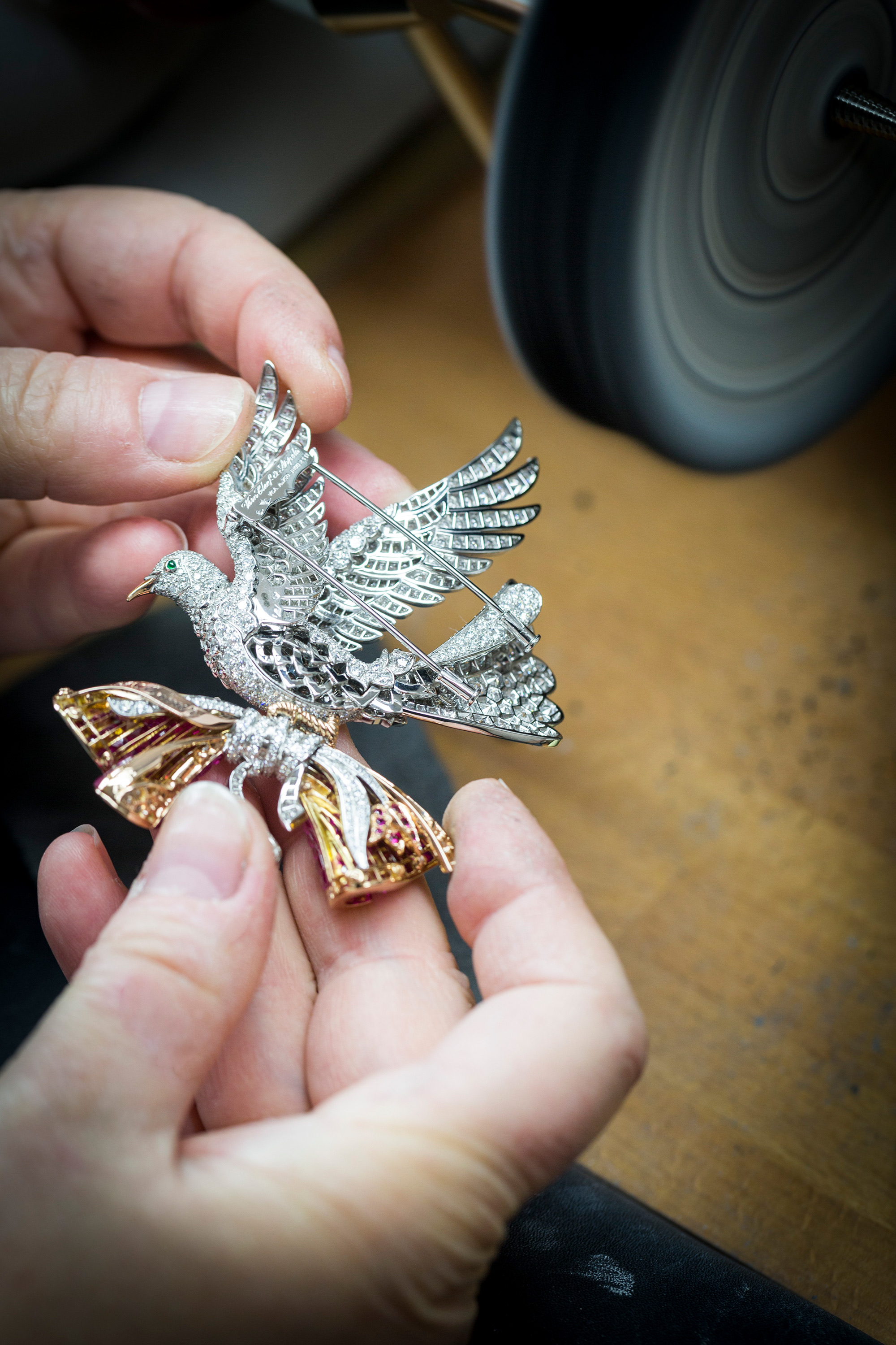  COLOMBE MYSTÉRIEUSE CLIP -  White gold, red gold, pink gold, diamonds, emeralds, rubies, Traditional Mystery Set™ rubies