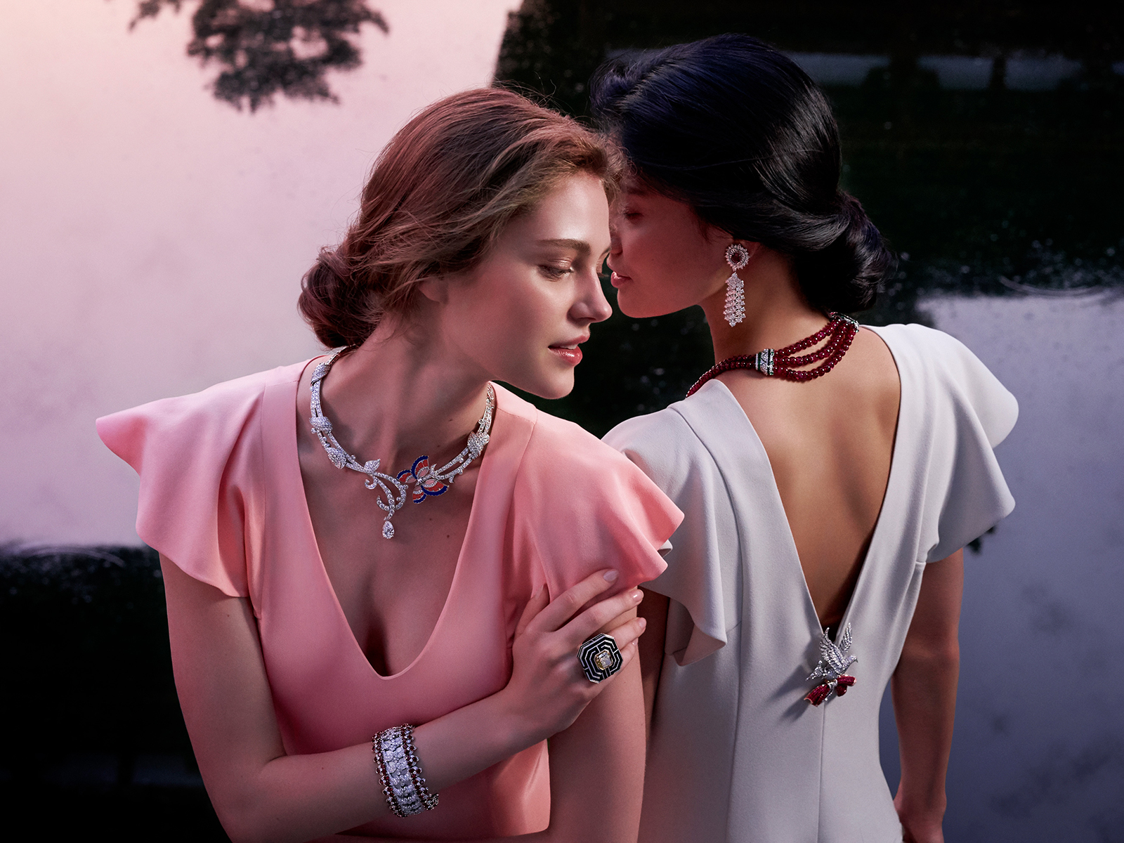 COLOMBE MYSTÉRIEUSE CLIP -  White gold, red gold, pink gold, diamonds, emeralds, rubies, Traditional Mystery Set™ rubies