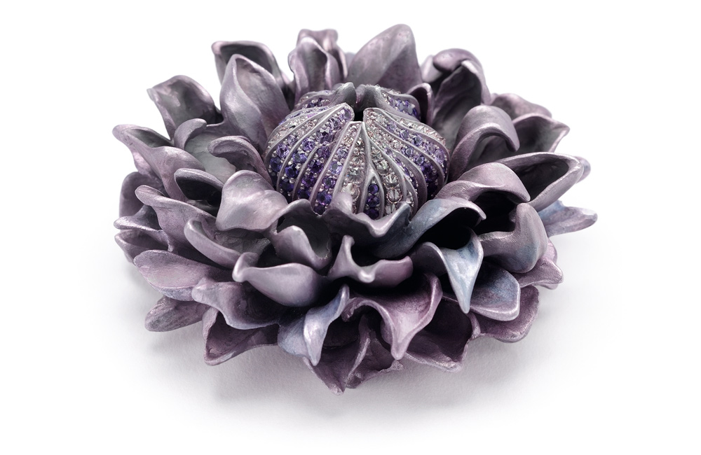 Hemmerle Broch´Clematis´: sapphires,diamonds,aluminium, white gold