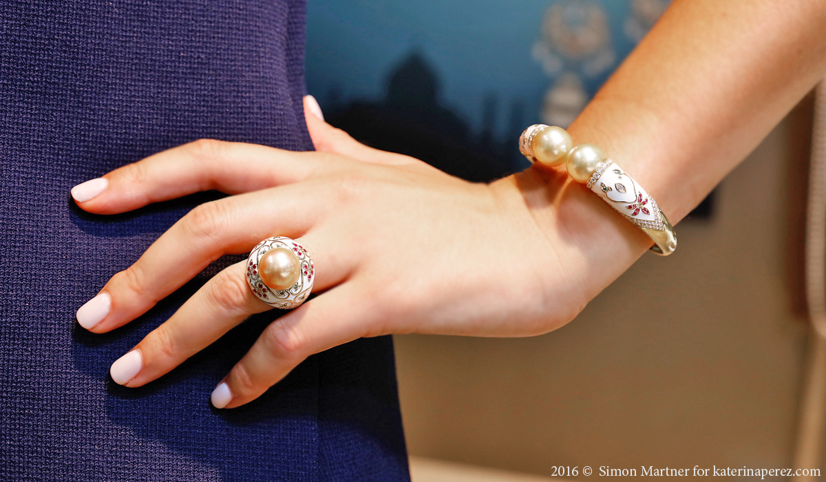 AUTORE gold ring and a bracelet with enamel, diamonds and pearls from the Metropolitan collection inspired by Taj Mahal