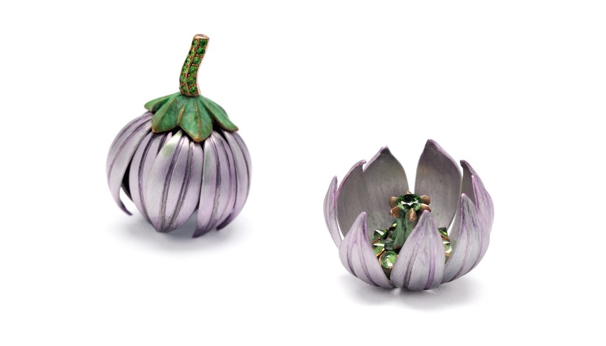 Hemmerle Earrings, demantoid garnets, aluminium, bronze, white gold