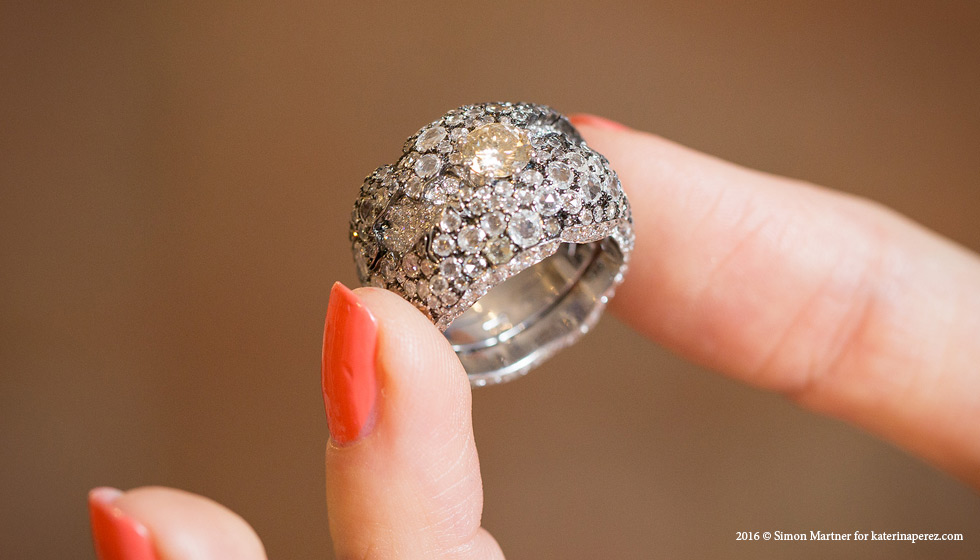 Dori Mouzannar for AW Mouzannar Meteor ring paved with diamonds