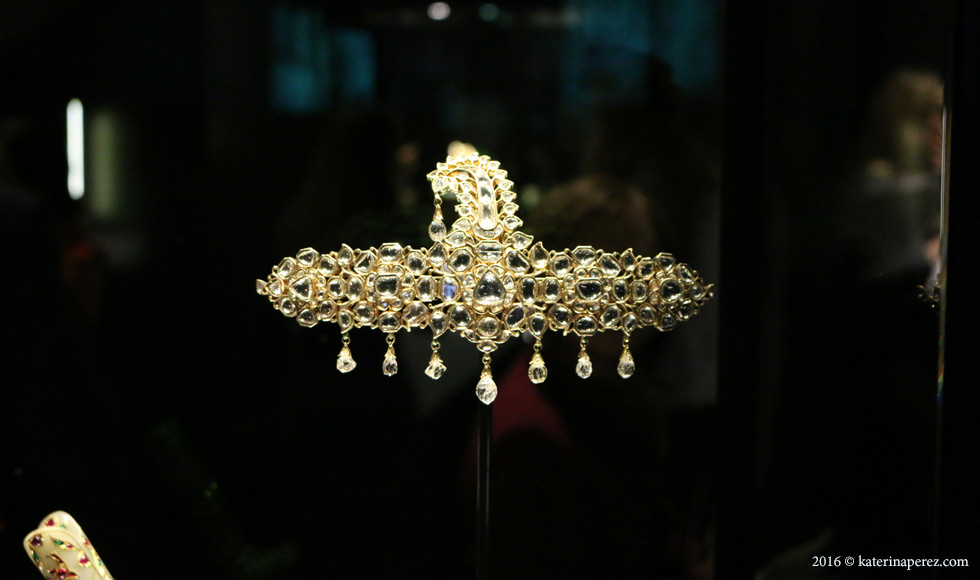 Turban ornament in yellow gold with diamonds, kundan setting and enamel on the back. Jaipur, 19 century
