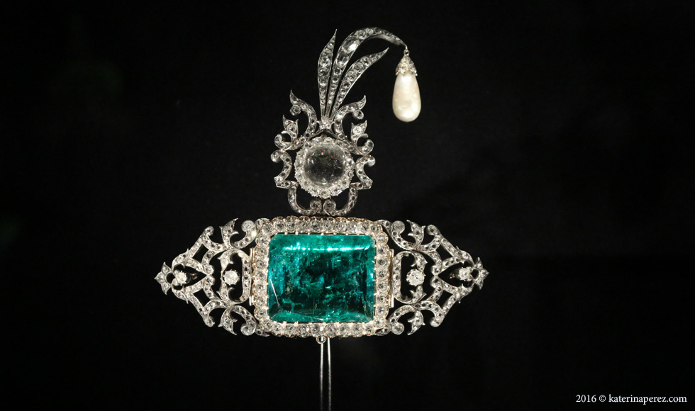  Turban ornament set in silver, the central emerald and diamonds set in gold. India, c.1900. The platinum pin was added by Cartier in 2012