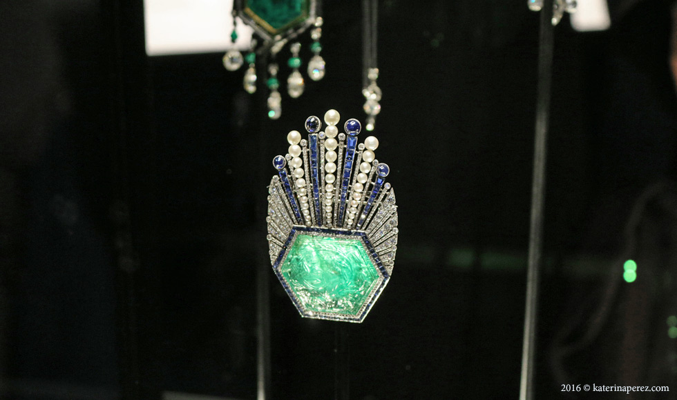  Carved emerald with diamonds and sapphires in platinum. Designed by Paul Iribe and made by Robert Linzeler, Paris 1910