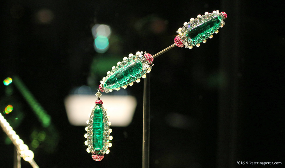  Jabot or cliquet brooch with emeralds, diamonds and pearls in silver with rubies, by JAR, 2013