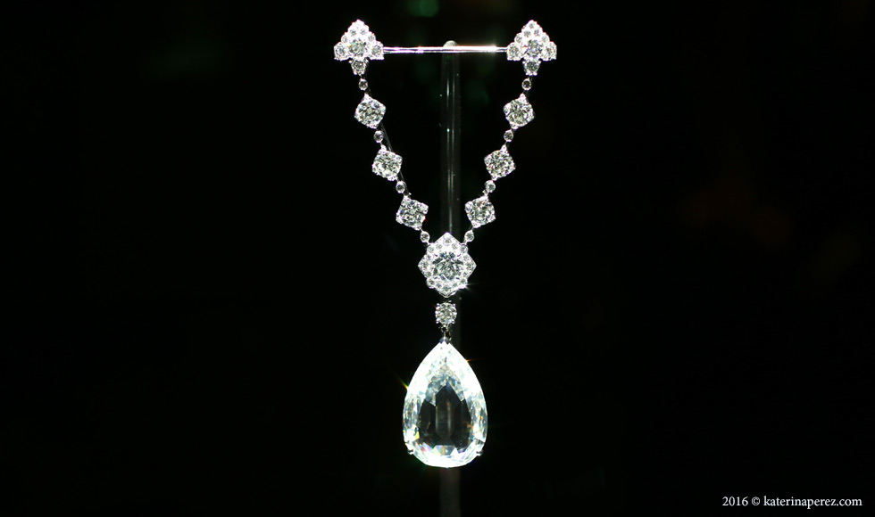  The ‘Star of Golconda’ brooch with diamonds set in platinum and white gold. The diamond drop is 57.31 cts, mixed cut, H – IF. Cartier, Paris 2011