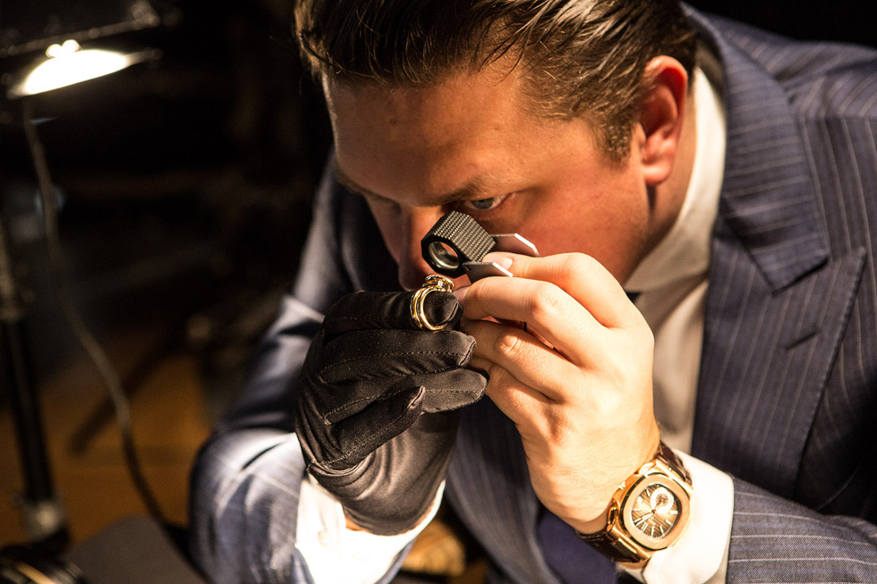 Jochen Leen inspecting a gemsone