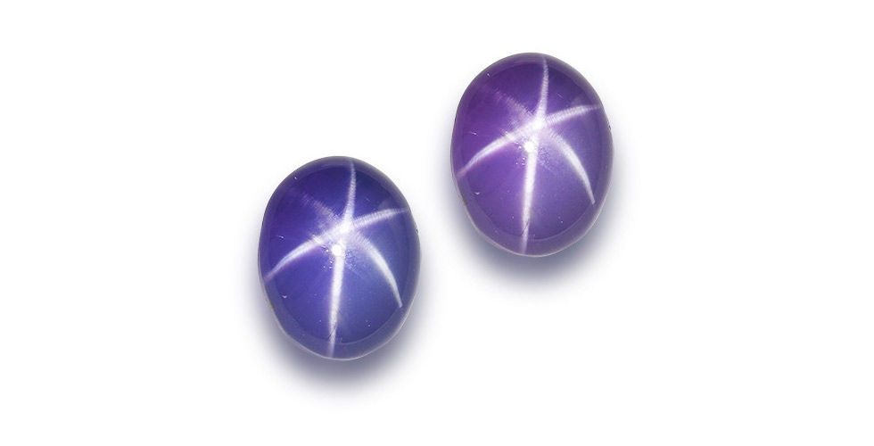 Звездчатый сапфир огранки кабошон весом 39.98 карат. Драгоценный камень сопровождается сертификатом GRS, в котором указано, что самоцвет меняет оттенок с фиолетово — синего в дневном свете на фиолетовый в искусственном. Камень из Шри — Лнки и термальной обработке не подвергался. Предполагаемая цена: $ 22,000 — $ 27,000